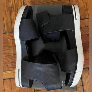 Black leather Elieen Fisher sandals